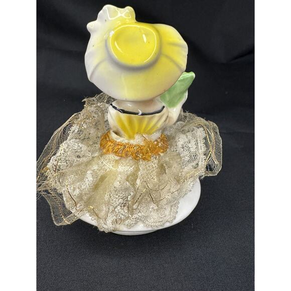 Vintage Ceramic Japan Figurine Southern Belle Bouquet & Lace Cloth Dress - Picture 6 of 9